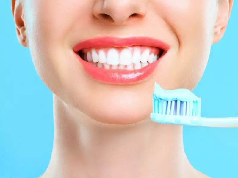 Pastas de dientes blanqueadoras: calificando las mejores pastas para blanquear los dientes, eficientes japoneses y otras pastas, profesionales, comentarios 16168_6