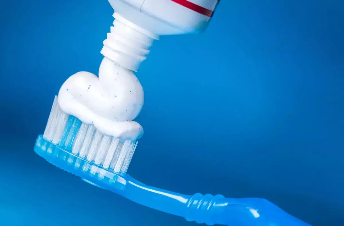 Toothpaste Lion: Zact Plus u Dentor Systema mill-Korea, għal dawk li jpejpu jpejpu Toothpaste u dentali ċari, prodotti oħra, reviżjonijiet 16173_32