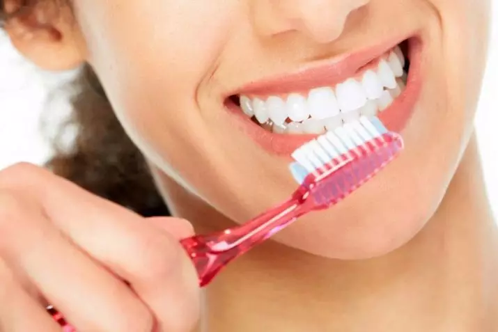 Toothpaste Lion: Zact Plus u Dentor Systema mill-Korea, għal dawk li jpejpu jpejpu Toothpaste u dentali ċari, prodotti oħra, reviżjonijiet 16173_5