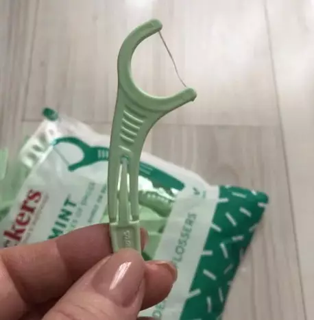 Tandenstokers mei thread: Hoe kinne jo in floss foar tosken kieze? Hoe brûke jo in dental thread op in plestik wand? 16188_15