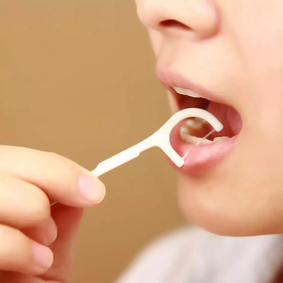 Pecks de dentes con fío: como elixir un fío para os dentes? Como usar un fío dental nunha varita de plástico? 16188_21