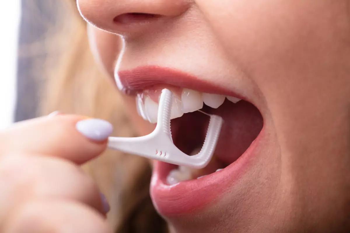 Pecks de dentes con fío: como elixir un fío para os dentes? Como usar un fío dental nunha varita de plástico? 16188_22
