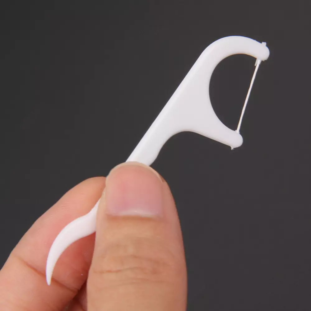 糸付きのつまようじ：歯のためのフロスを選ぶ方法は？プラスチック製の杖で歯科用スレッドを使う方法は？ 16188_23