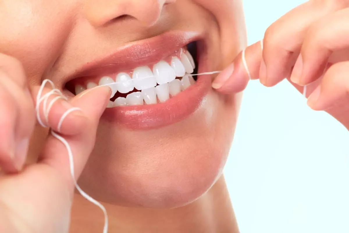 Cure-dents avec fil: Comment choisir une soie dentaire pour les dents? Comment utiliser un fil dentaire sur une baguette en plastique? 16188_4