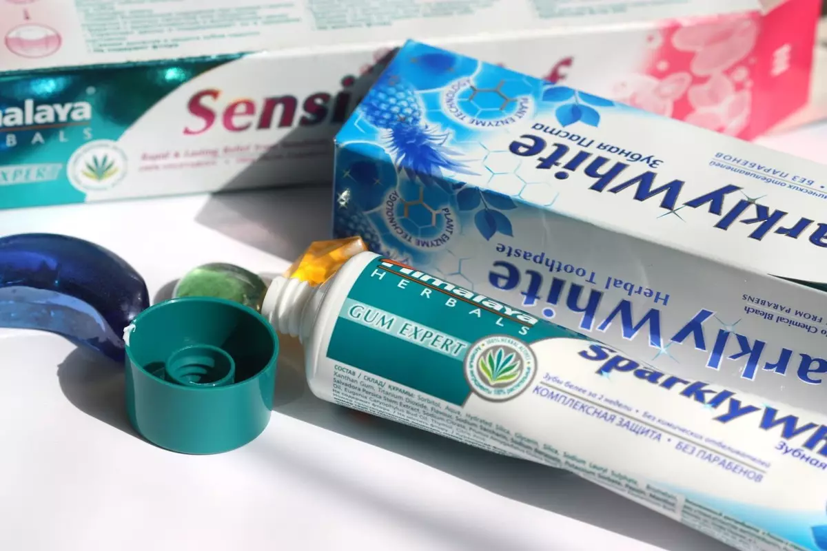 Toothpaste Hermals Himalaya: pasta pemutihan, perawatan lengkap karo perlindungan kompleks lan pastes liyane, tips pilihan 16189_5
