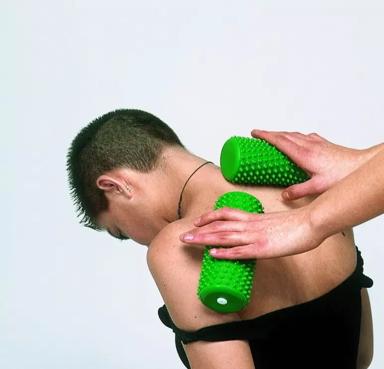 Massage rollers vir die rug: oefeninge met rollers vir massage. Foute wanneer 'n rolmassager gebruik word. Hoe om 'n silindriese roller vir die ruggraat te kies? 16266_18