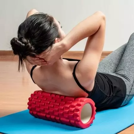 Massage rollers vir die rug: oefeninge met rollers vir massage. Foute wanneer 'n rolmassager gebruik word. Hoe om 'n silindriese roller vir die ruggraat te kies? 16266_2