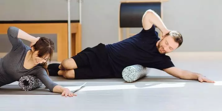 Rodillos de masaxe para a parte traseira: Exercicios con rolos para masaxe. Erros ao usar un masaxe de rolo. Como elixir un rolo cilíndrico para a columna vertebral? 16266_41