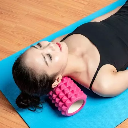 Rodillos de masaxe para a parte traseira: Exercicios con rolos para masaxe. Erros ao usar un masaxe de rolo. Como elixir un rolo cilíndrico para a columna vertebral? 16266_9