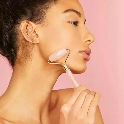 Quartz facial massagers: rose-stone rollers. How to use? Benefit, reviews of cosmetologists 16271_19