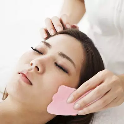 Massagüeros faciales de cuarzo: rodillos de rosa de piedra. ¿Cómo utilizar? Beneficio, opiniones de cosmetólogos. 16271_25