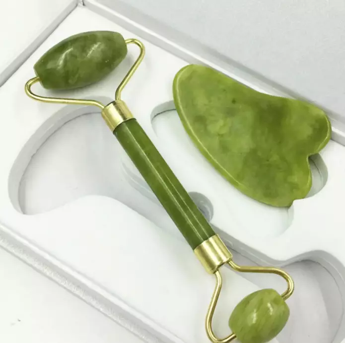 Quartz သို့မဟုတ် Jade: မျက်နှာအတွက်အကောင်းဆုံး Massager ကဘာလဲ။ Rose Quartz နှင့် Jade မှခြားနားချက် roller အစုလိုက်အပြုံလိုက်။ စွမ်းအင်အစွမ်းသတ္တိနဲ့သူတို့ဘယ်လိုကွာခြားသလဲ။ 16287_2