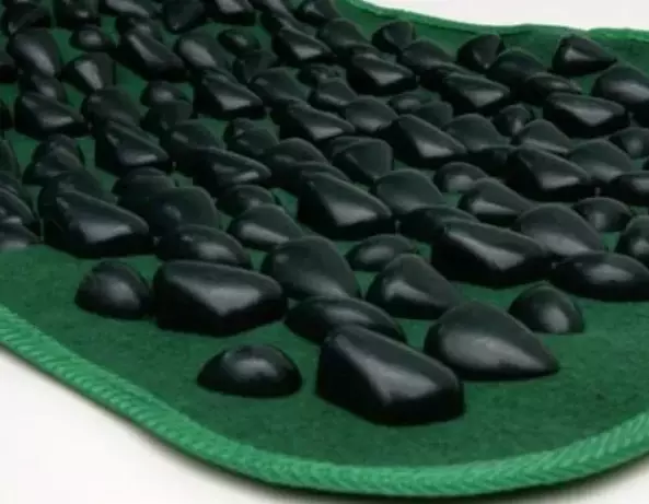 فرش های ماساژ (31 عکس): مرور اجمالی از فرش لاستیک ارتوپدی ماساژور، ساخت دست خود را. چگونه از آنها استفاده کنیم؟ 16327_12
