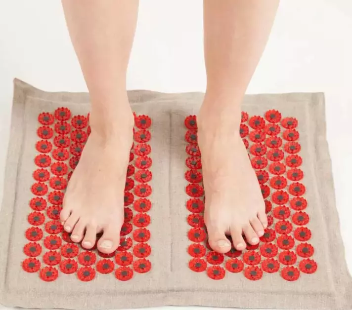 Tapetes de massagem (31 fotos): Visão geral do massageador de carpete de borracha ortopédico, fazendo com suas próprias mãos. Como usá-los? 16327_2