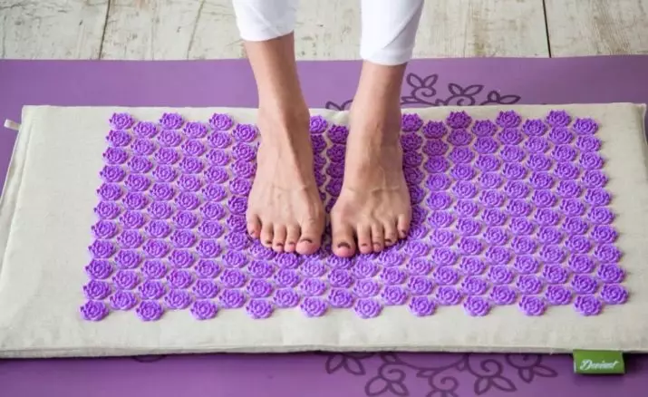 Tapetes de massagem (31 fotos): Visão geral do massageador de carpete de borracha ortopédico, fazendo com suas próprias mãos. Como usá-los? 16327_26