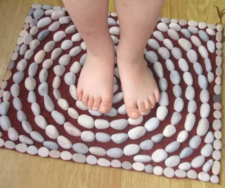 Massage rugs (31 photos): Overview of orthopedic rubber carpet-massager, making with their own hands. How to use them? 16327_31