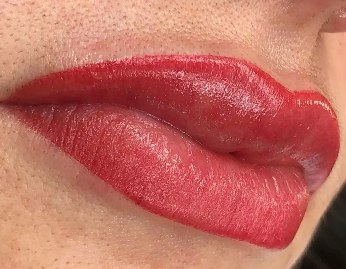 Перманентный макияж красные. Перманентный макияж губ красный. Татуаж губ красный. Перманент губ красный. Перманентный макияж губ красный цвет.