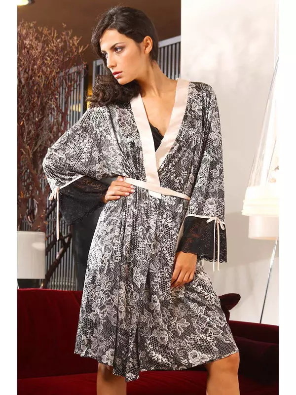 Zelfgemaakte vrouwen badjas (97 foto's): prachtige zelfgemaakte badjassen voor vrouwen, met kant, warm 1634_9