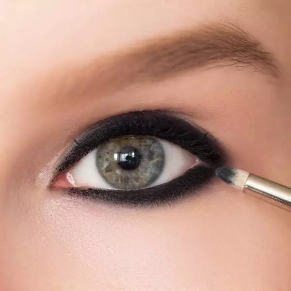 ماكياج قلم رصاص: كيف ترسم عيون بمعدات قلم رصاص؟ ماكياج جميل مع الأبيض والأخضر والأزرق وأقلام الرصاص الملونة الأخرى 16352_15