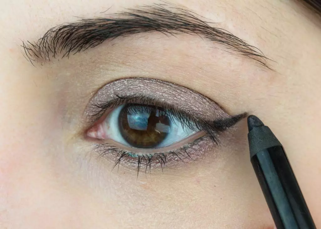 ماكياج قلم رصاص: كيف ترسم عيون بمعدات قلم رصاص؟ ماكياج جميل مع الأبيض والأخضر والأزرق وأقلام الرصاص الملونة الأخرى 16352_18