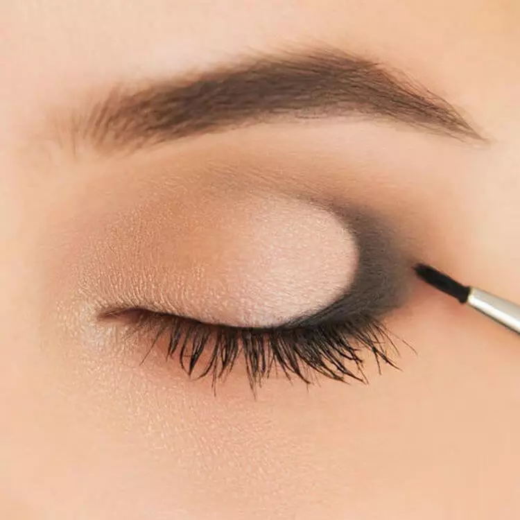 Шминка молив: Како да ги насликате очите со опрема за молив? Убава шминка со бели и зелени, сини и други обоени моливи 16352_27