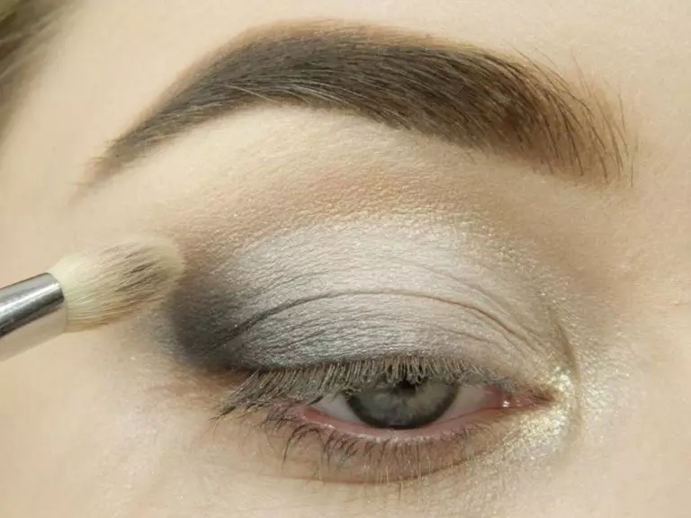 Makeup për sytë gri (53 foto): për flokë të lehta dhe të errëta, për vajzat bjonde, mbrëmje dhe ide festive me hije, kozmetikë rastësor 16354_35