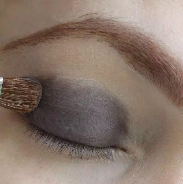 Smokey Ice For Brown Eyes (77 Photos): Step-by-step evening makeup para sa brunettes at blondes, light brown smoke-ice and nude 16363_51