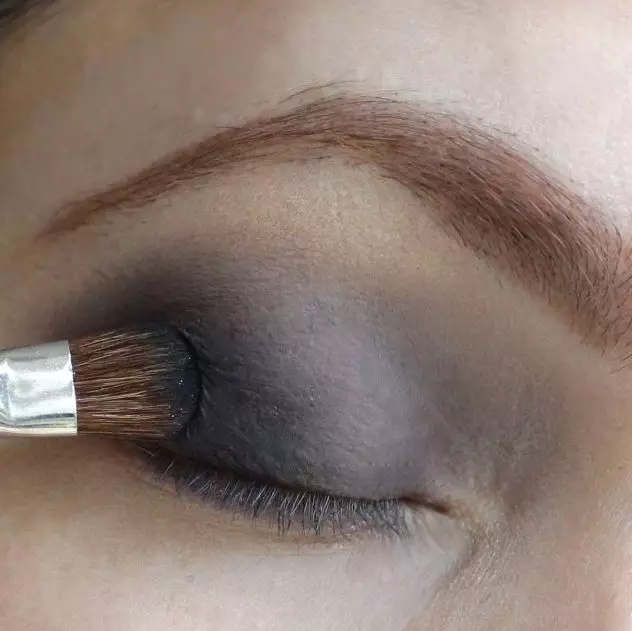 Smokey Ice For Brown Eyes (77 Photos): Step-by-step evening makeup para sa brunettes at blondes, light brown smoke-ice and nude 16363_54