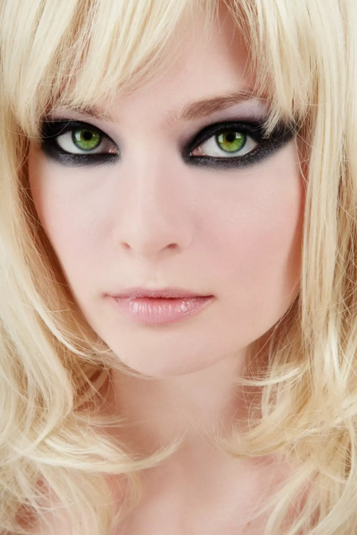 緑色の目のスモーキーアイス（45枚の写真）：ブルネットやブロンドの段階的な化粧品。結婚式の煙 - 氷の影を作るには？ 16364_13