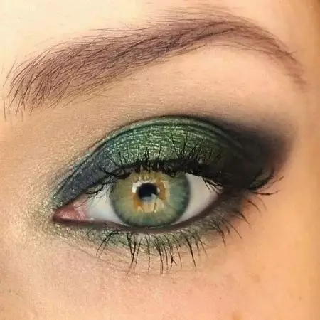緑色の目のスモーキーアイス（45枚の写真）：ブルネットやブロンドの段階的な化粧品。結婚式の煙 - 氷の影を作るには？ 16364_43
