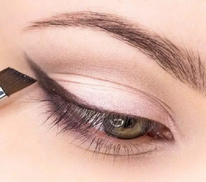 Како да се подготви стрела со eyeliner? 49 Слики Како почетници да направат стрели на очите на течен eyeliner? Педиски опис на технологијата на двојни и други стрелки 16379_14