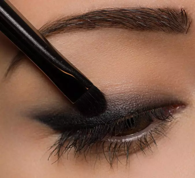 Bagaimana cara menggambar panah dengan eyeliner? 49 Foto Bagaimana pemula untuk membuat panah di mata eyeliner cair? Deskripsi Pedik Teknologi Panah Ganda dan Lainnya 16379_16