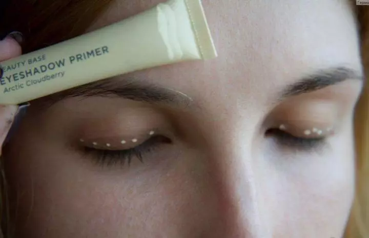 Eyeliner દ્વારા તીર કેવી રીતે દોરવા માટે? 49 ફોટા કેવી રીતે પ્રારંભિક પ્રવાહી eyeliner ની આંખો પર તીર બનાવવાની? ડબલ અને અન્ય તીર તકનીકનું પેડિક વર્ણન 16379_19