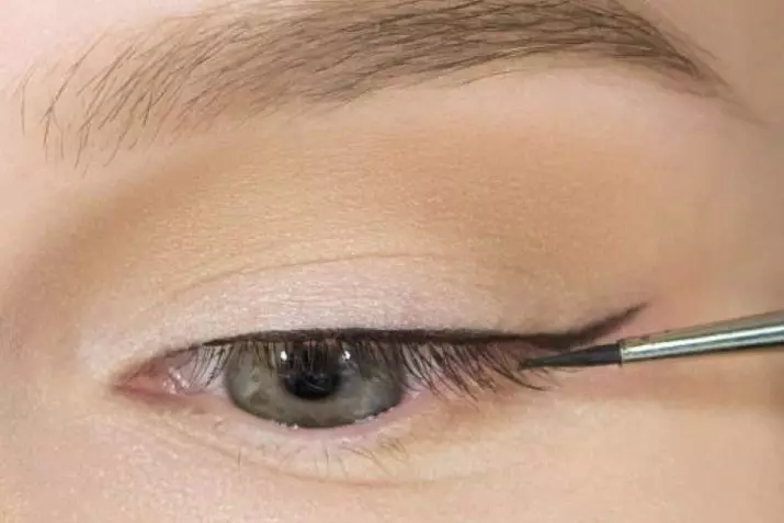 Eyeliner દ્વારા તીર કેવી રીતે દોરવા માટે? 49 ફોટા કેવી રીતે પ્રારંભિક પ્રવાહી eyeliner ની આંખો પર તીર બનાવવાની? ડબલ અને અન્ય તીર તકનીકનું પેડિક વર્ણન 16379_23