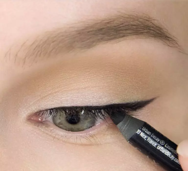 How to draw up arrow by eyeliner? 49 Photos How beginners to make arrows on the eyes of a liquid eyeliner? PEDIC DESCRIPTION OF TECHNOLOGY OF DOUBLE AND OTHER ARROW 16379_26