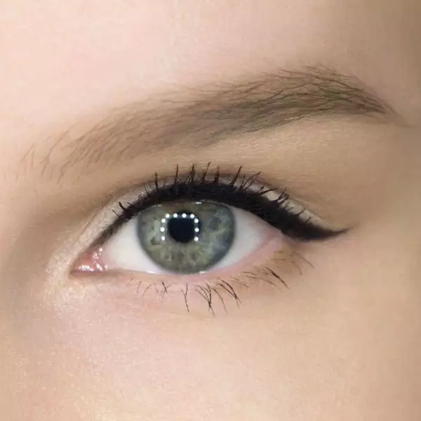 Kako sastaviti strelicu prema eyeliner? 49 fotografije Kako početnicima da strelice na oči Liquid Eyeliner? Pedić OPIS TEHNOLOGIJA DVOSTRUKOG I DRUGIH ARROW 16379_27