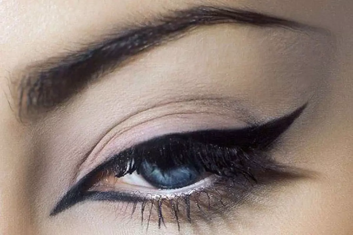How to draw up arrow by eyeliner? 49 Photos How beginners to make arrows on the eyes of a liquid eyeliner? PEDIC DESCRIPTION OF TECHNOLOGY OF DOUBLE AND OTHER ARROW 16379_40
