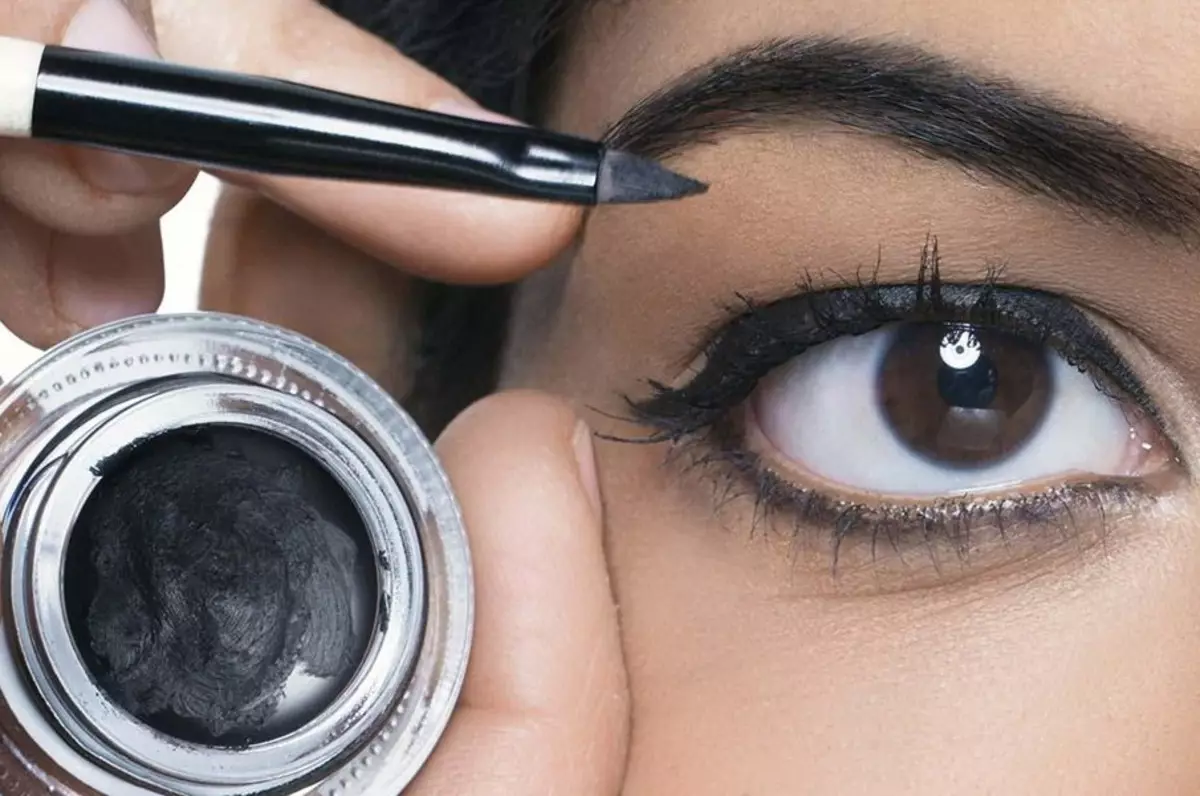 Како да се подготви стрела со eyeliner? 49 Слики Како почетници да направат стрели на очите на течен eyeliner? Педиски опис на технологијата на двојни и други стрелки 16379_6