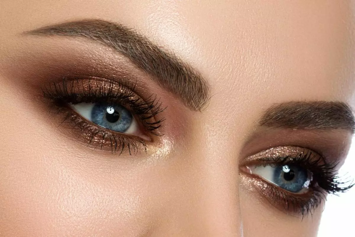 Makeup för blå ögon och ljushår: steg-för-steg smink för varje dag hemma, andra idéer 16393_12
