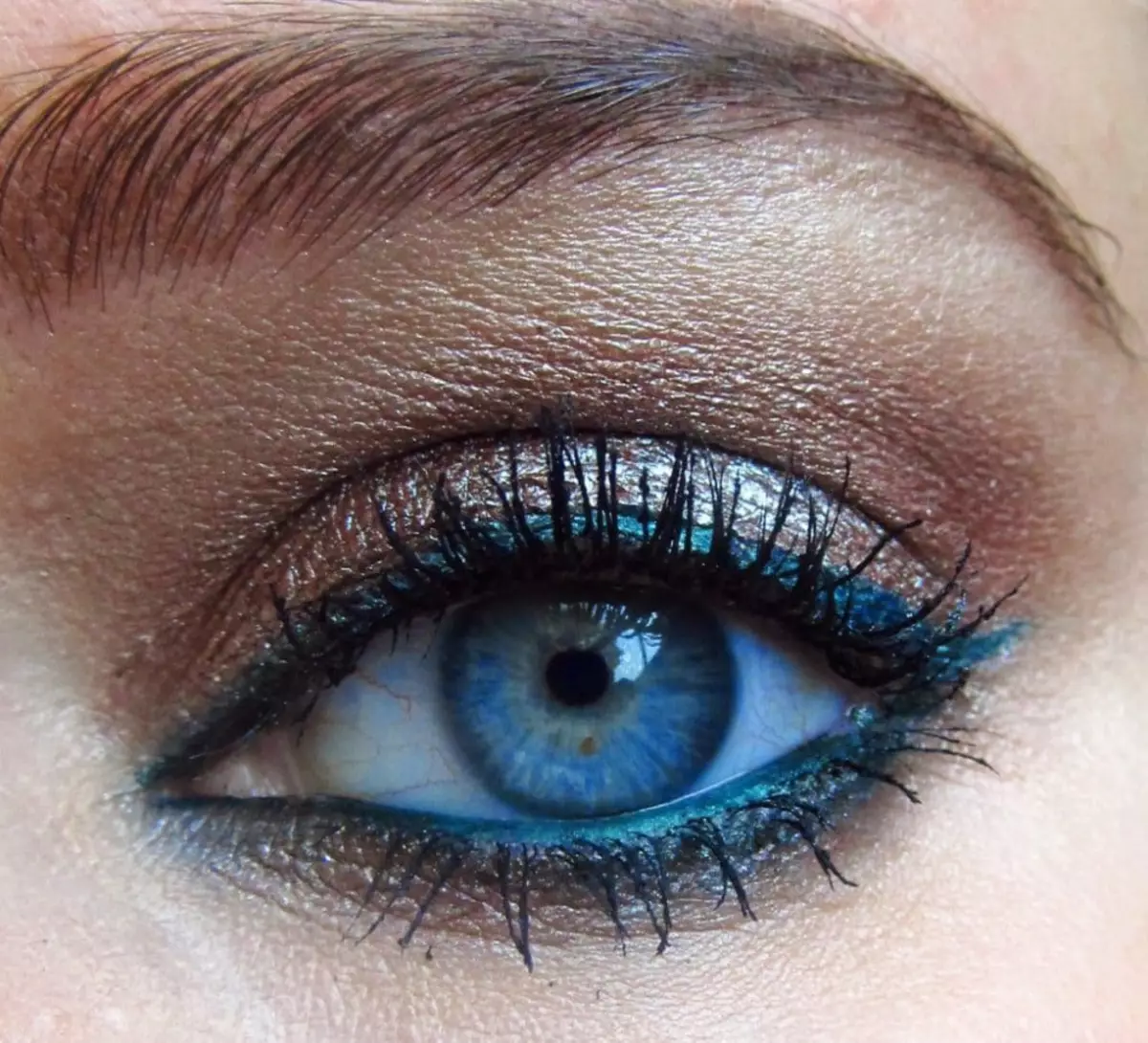 Makeup för blå ögon och ljushår: steg-för-steg smink för varje dag hemma, andra idéer 16393_14