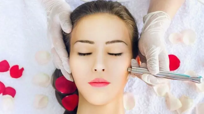 Diamond Peeling (44 fotos): que é, limpeza facial de baleiro de diamante, testemuño e contraindicacións, comentarios 16419_6