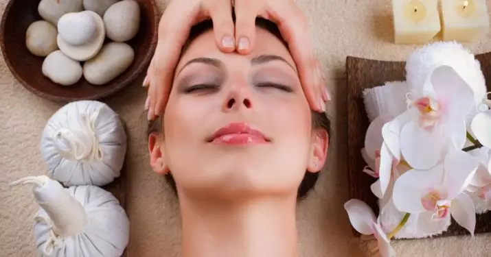 Ansigtsmassage fra rynker (31 billeder): Foryngende procedure derhjemme, hvordan man laver en point pull-up massage selv, anmeldelser 16427_21