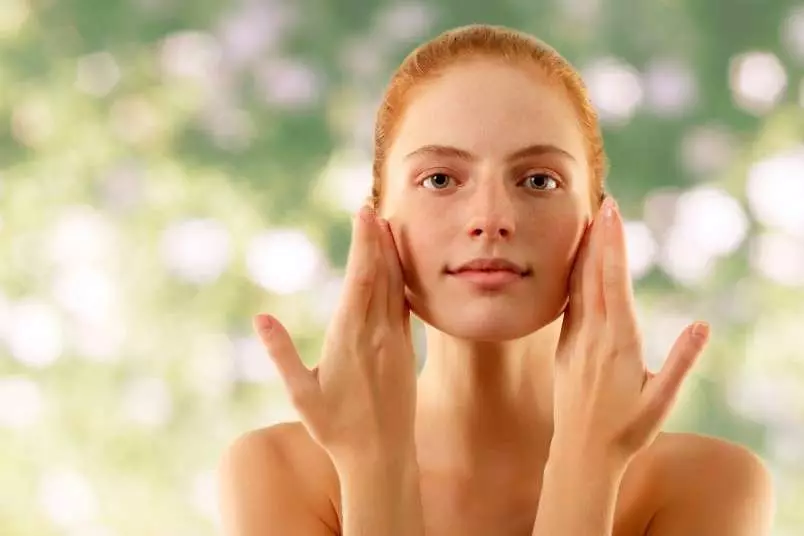 Massaggio facciale da rughe (31 foto): procedura ringiovanente a casa, come creare un massaggio pull-up di punti, recensioni 16427_25