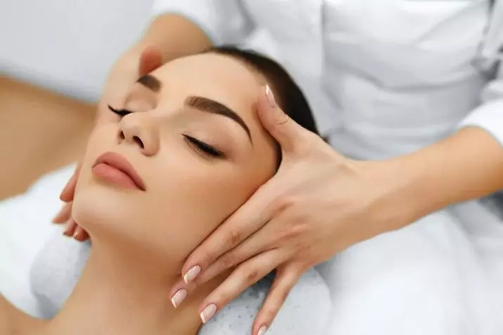 Ansigtsmassage fra rynker (31 billeder): Foryngende procedure derhjemme, hvordan man laver en point pull-up massage selv, anmeldelser 16427_26