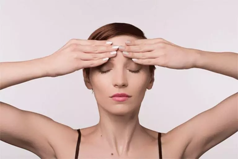 Lympagatívna tvárová masáž (36 fotiek): lymfatická manuálna možnosť z edému pod očami doma, recenzie 16428_16