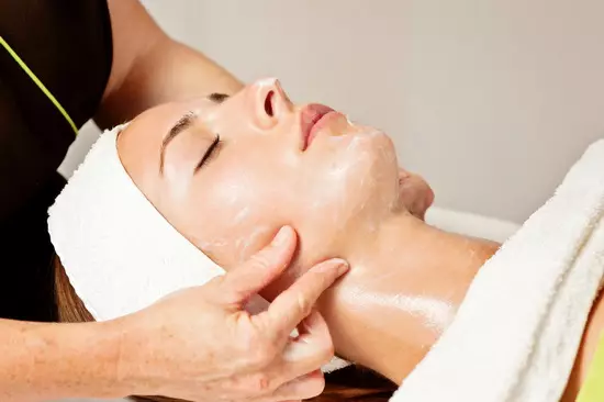 Kosmetinis veido masažas: kaklo ir zonos atbulinės eigos, pasirinkite kosmetiką 16440_15
