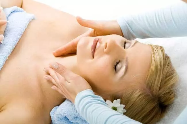 Kozmetična masaža obraza: tečaj za dekolte vrat in cone, izberite kozmetiko 16440_16