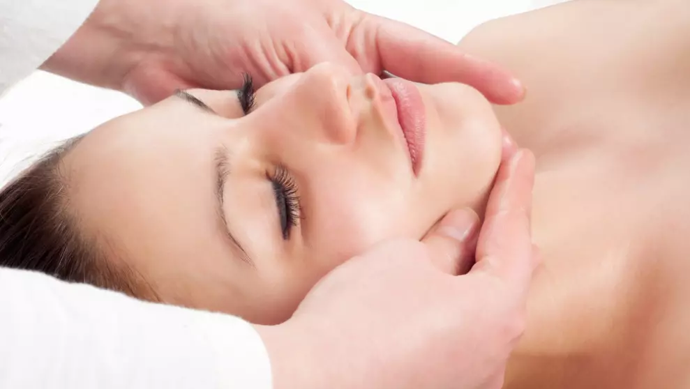 Cosmetic facial massage: kurso para sa leeg at zone decollete, pumili ng mga pampaganda 16440_17