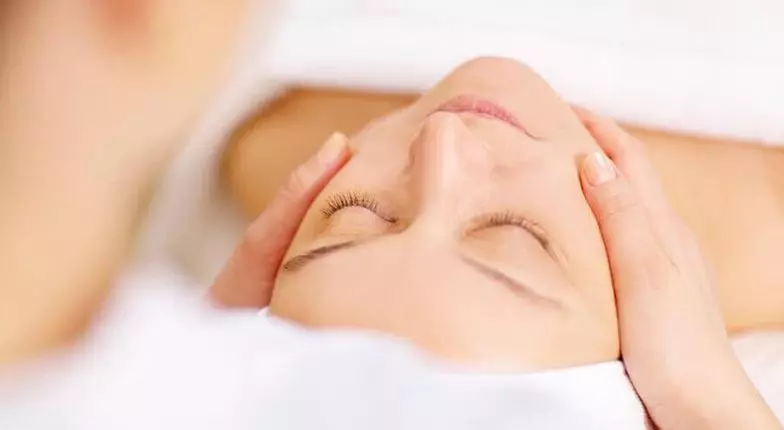 Massage cosmétique du visage: cours pour le cou et la zone décollete, choisissez des produits cosmétiques 16440_18