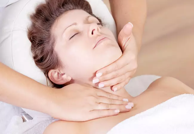 Kosmetiese gesig massage: kursus vir nek en sone decollete, kies skoonheidsmiddels 16440_25